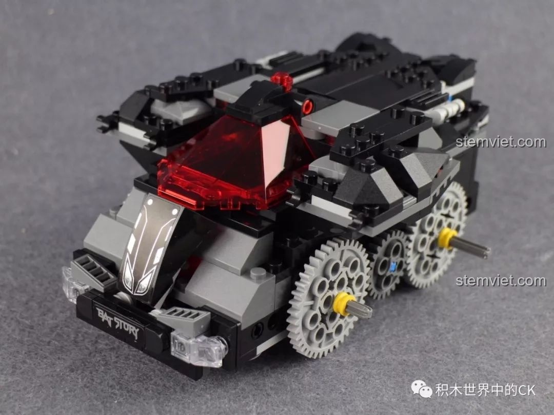 Thân xe Batmobile RC 13020 đang dần hoàn thiện với nhiều chi tiết phức tạp hơn. Nhận xét Mould King 13020.