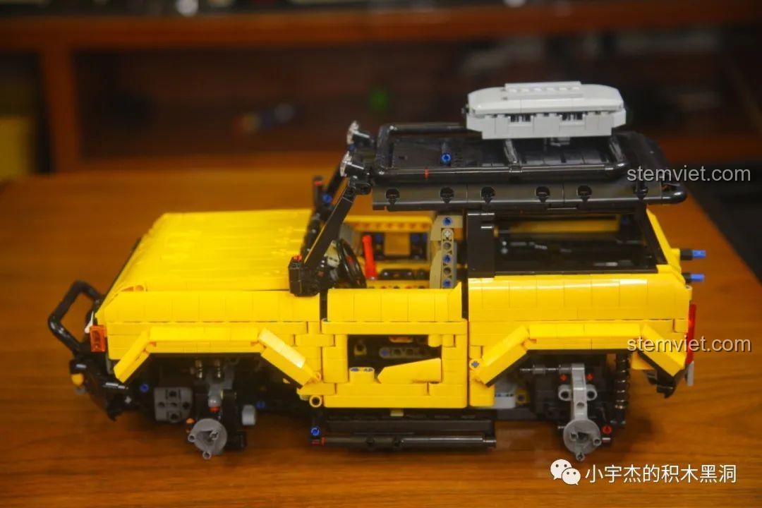 Mô hình xe MOYU BLOCK MY88005 sau khi hoàn thành lắp ráp phần thân xe, trước khi lắp bánh.