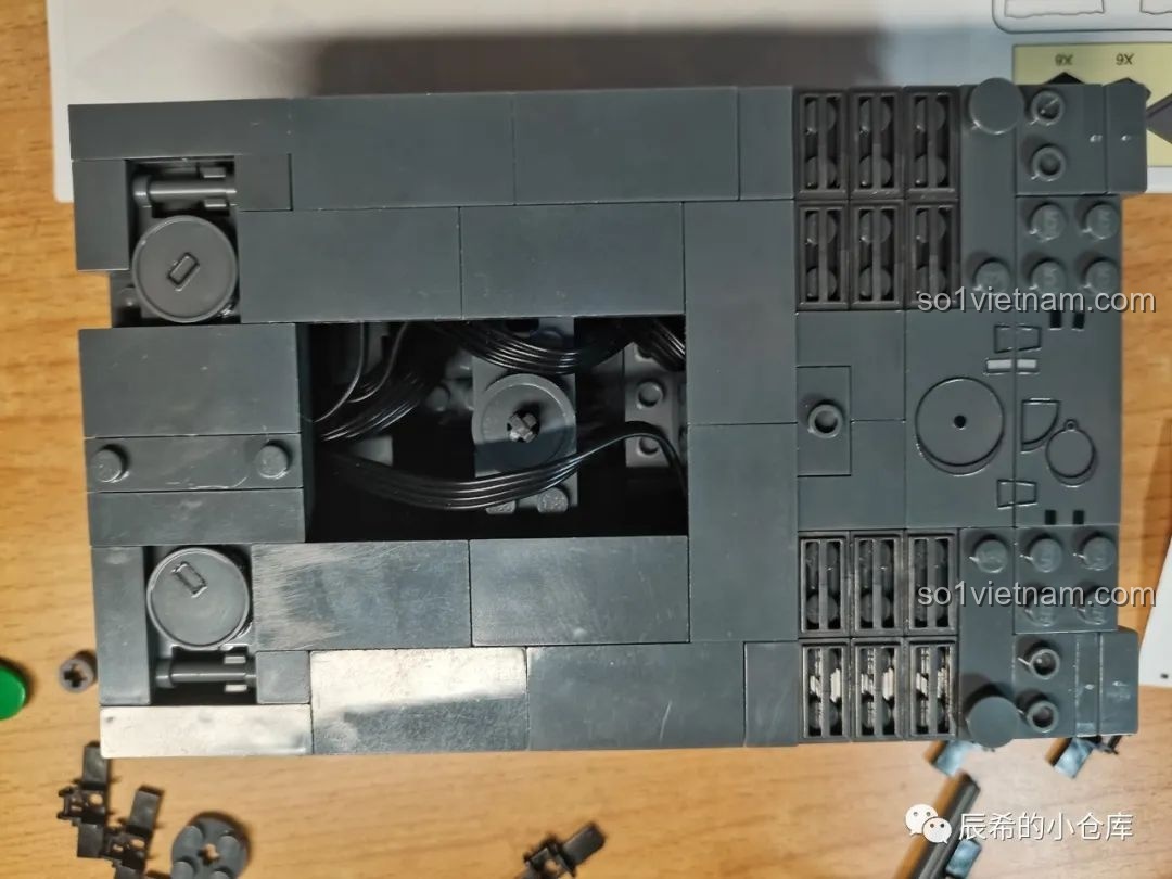 Phần thân xe tăng Sluban M38-B0851 dần được hoàn thiện, che đi bộ động cơ và dây điện bên trong.