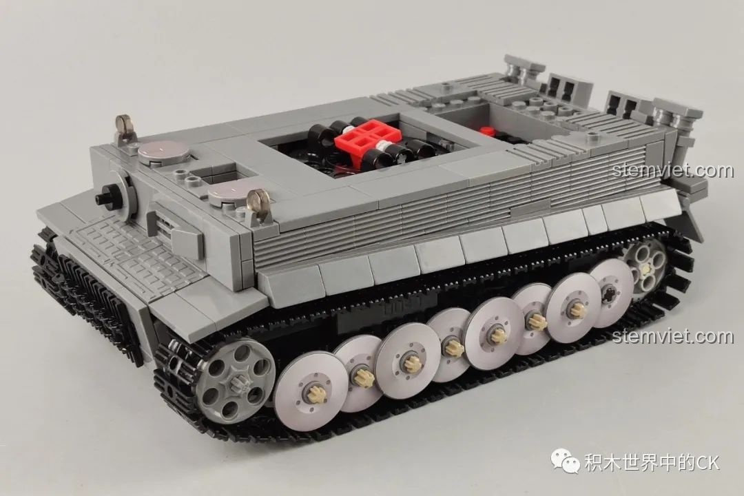 Mô hình xe tăng Tiger I CaDA C61071 đang trong giai đoạn hoàn thiện phần thân và hệ thống bánh xích.