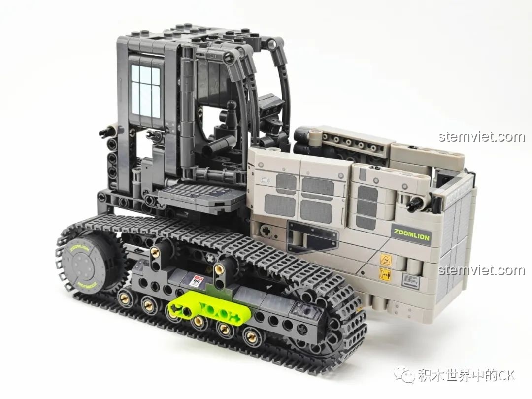 Hoàn thiện phần thân và bánh xích của bộ lắp ráp Mô hình xe ủi ZD320-6 cho trẻ 6 tuổi, một công đoạn đầy thử thách.