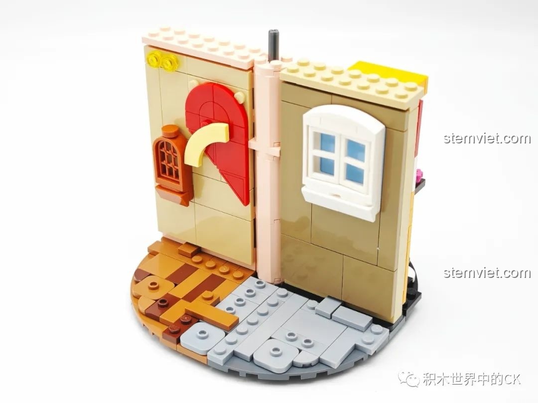 Các vách ngăn của sân khấu xoay đã hoàn thiện, sẵn sàng để thêm các chi tiết trang trí cho từng cảnh MV.