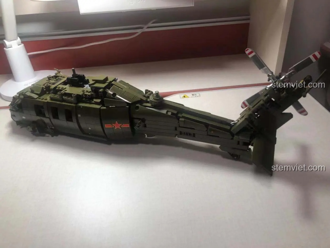 Mô hình Trực thăng Z-20 SEMBO 705992 sau khi được lắp thêm lớp vỏ ngoài màu xanh quân đội đặc trưng.