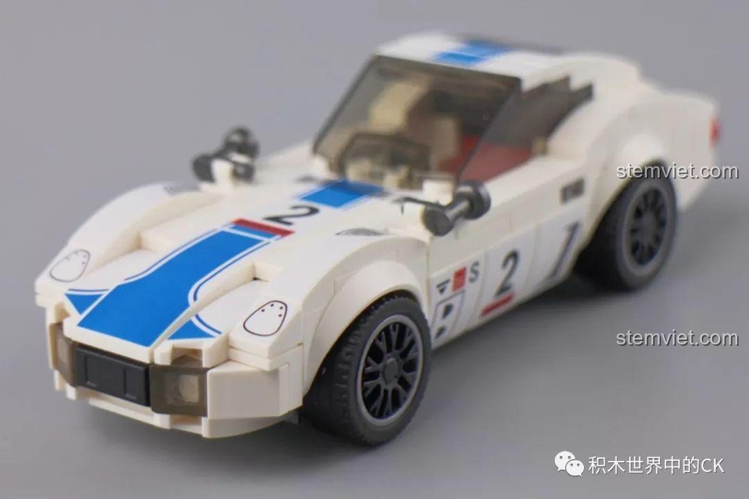 Mô hình xe Toyota 2000GT SEMBO 607030 hoàn thiện với màu trắng và sọc xanh, mang phong cách cổ điển.