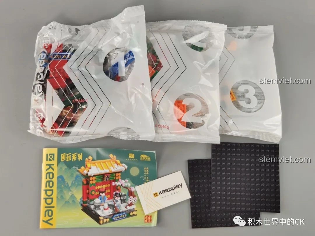 Mô hình hoàn thiện bộ Keeppley K10144 Hoàng Thành Hí Tuyết, mái ngói vàng, cây đào nở rộ trong tuyết.