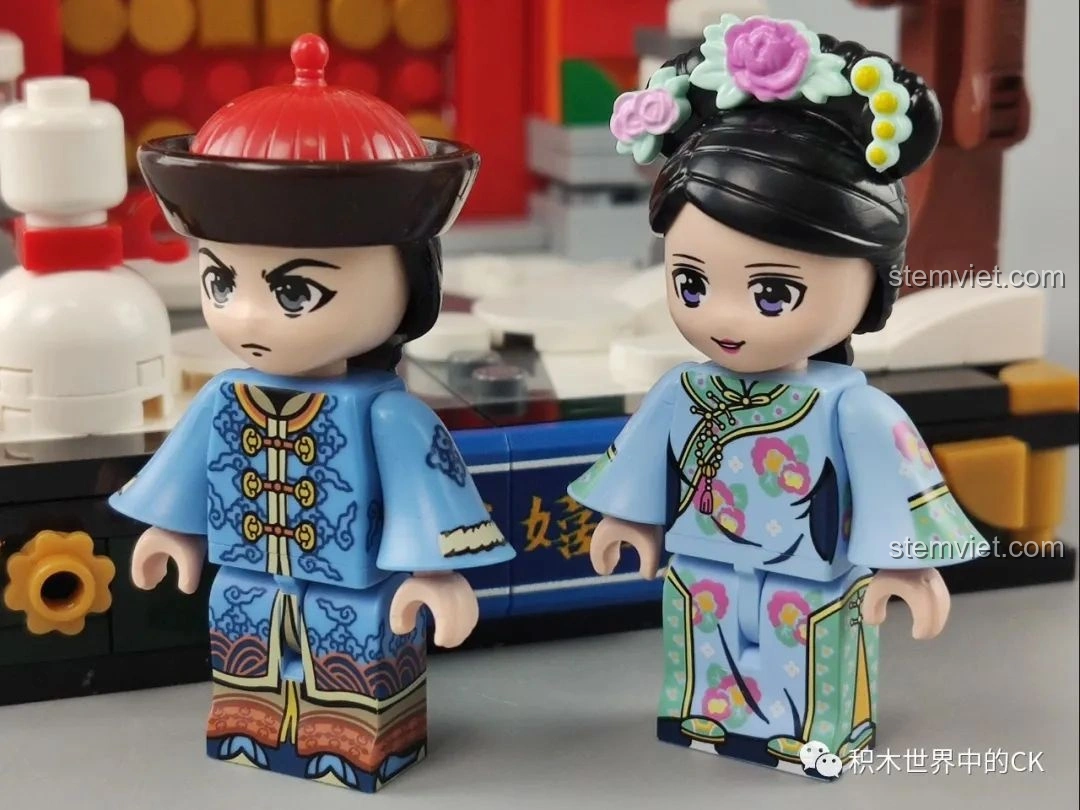 Mô hình Keeppley K10144 Hoàng Thành Hí Tuyết nhìn từ phía trước, nổi bật với các chi tiết trang trí mái.