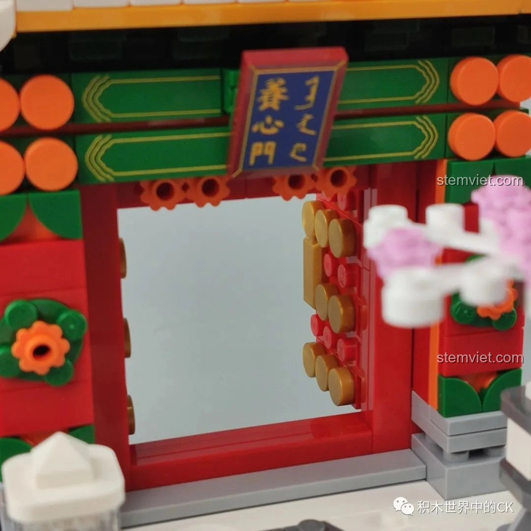 Hoàng Thành Hí Tuyết với minifigure hoàng tử và cung nữ, tạo nên bức tranh sống động về cuộc sống cung đình.