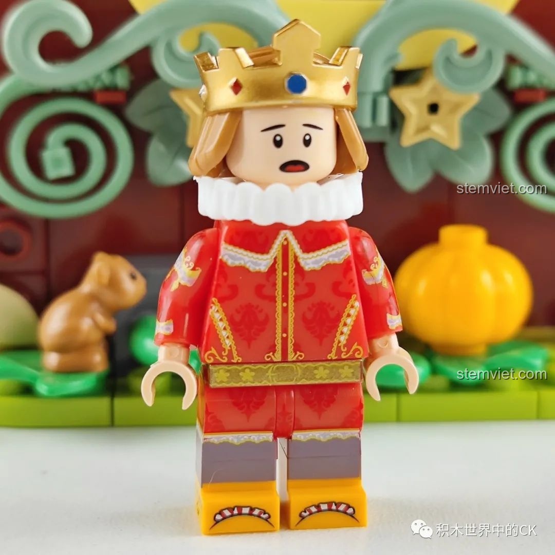 Minifigure Hoàng tử trong bộ đồ chơi lắp ghép Sách Truyện Cổ Tích Cô Bé Lọ Lem 174, nhìn từ góc khác.