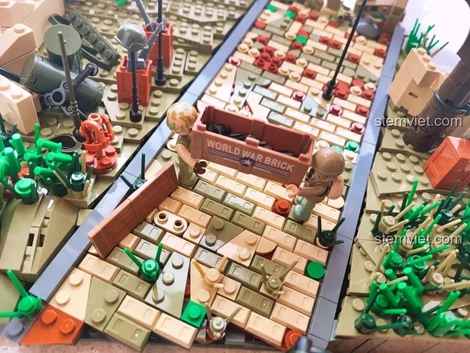 Cận cảnh hai minifigure lính Mỹ đang khiêng thùng hàng trên sa bàn MOC, một chi tiết sống động từ bộ Sluban B1110.