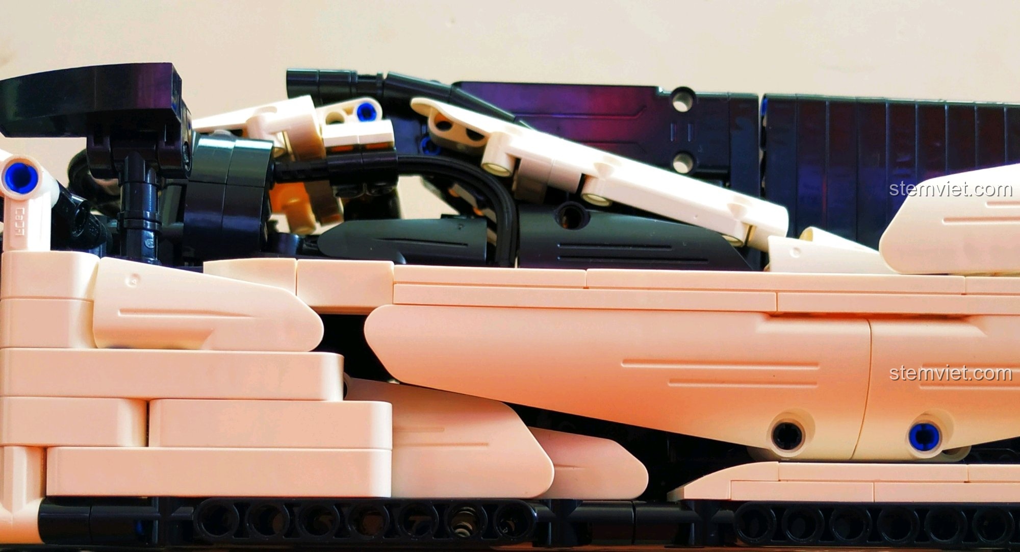 Cận cảnh phần hông xe đua Porsche 919 Hybrid, cho thấy các đường nét thiết kế và chi tiết nhỏ.