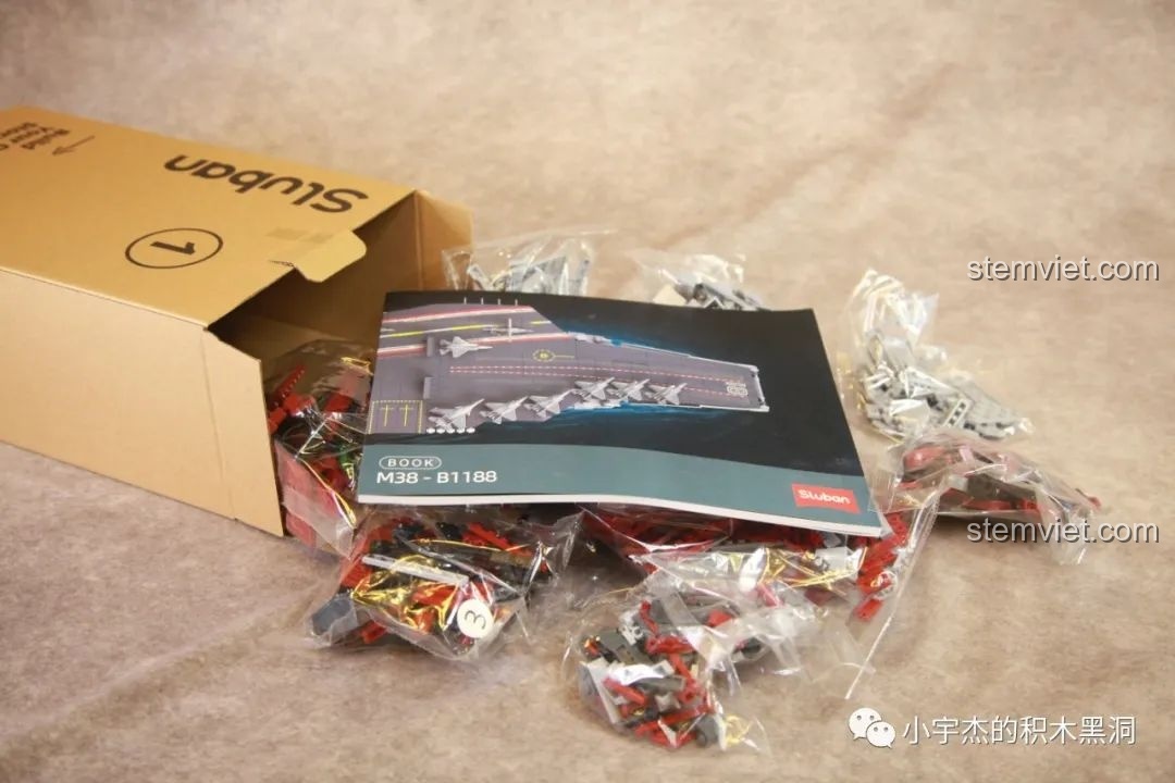 Hộp số 1 của bộ lắp ráp Sluban M38-B1188 Tàu Sân Bay Phúc Kiến, chứa sách hướng dẫn và các túi chi tiết.