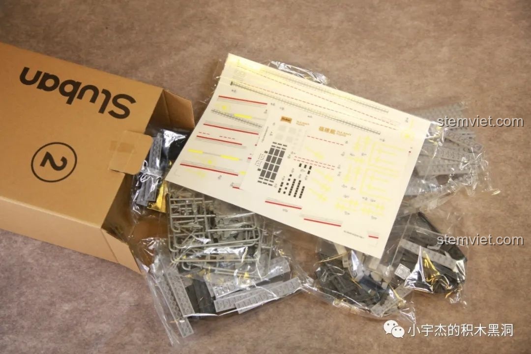 Hộp số 2 của bộ lắp ráp Sluban M38-B1188 Tàu Sân Bay Phúc Kiến, chứa các túi chi tiết và decal chuyển nhiệt.