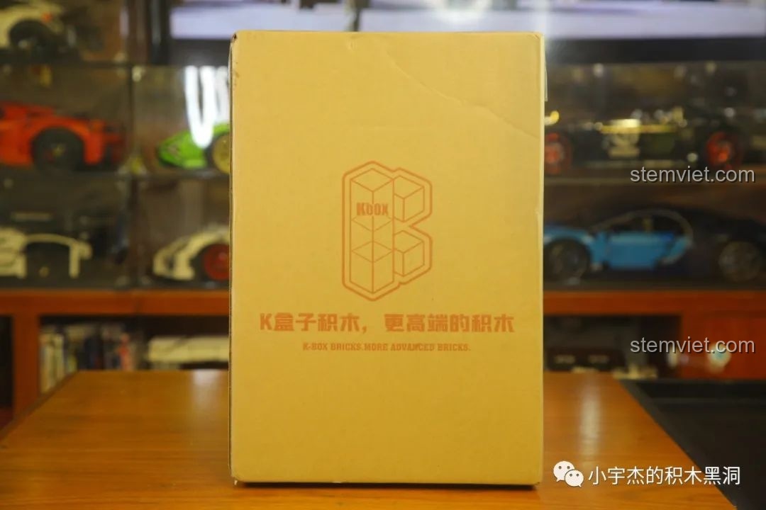 Hộp carton bảo vệ bên ngoài của bộ lắp ráp Mô tô Fenrir Sói Lửa Final Fantasy VII KBox 10248, có logo K Box.