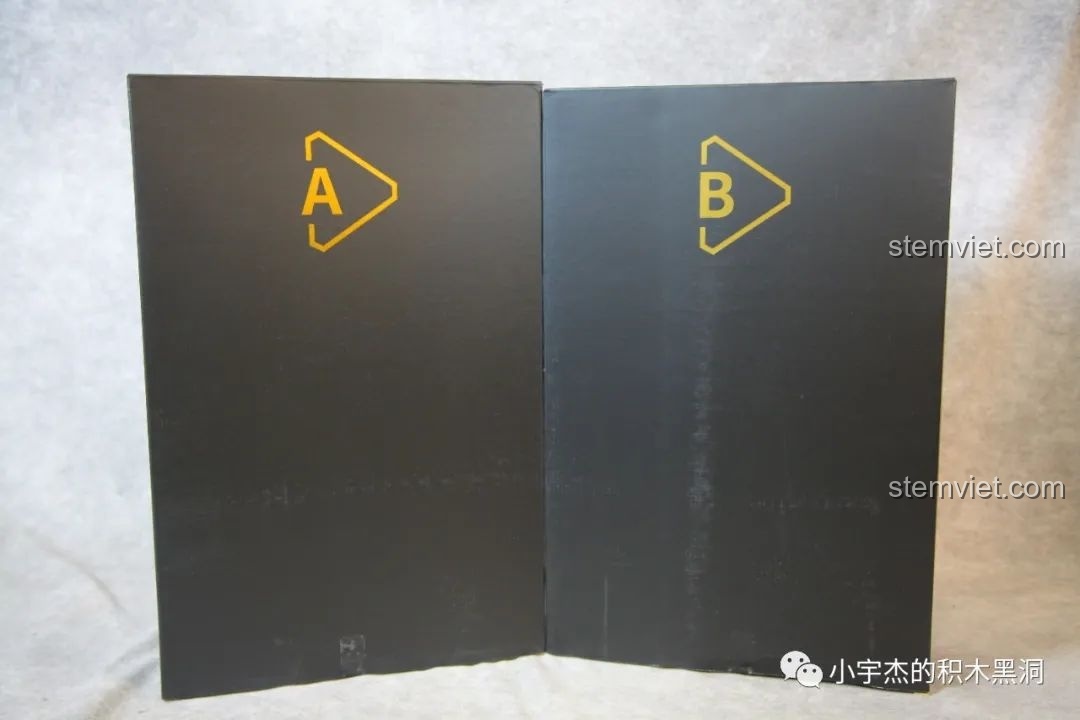 Hai hộp carton nhỏ A và B bên trong hộp lớn, giúp phân loại và bảo vệ các chi tiết lắp ráp.