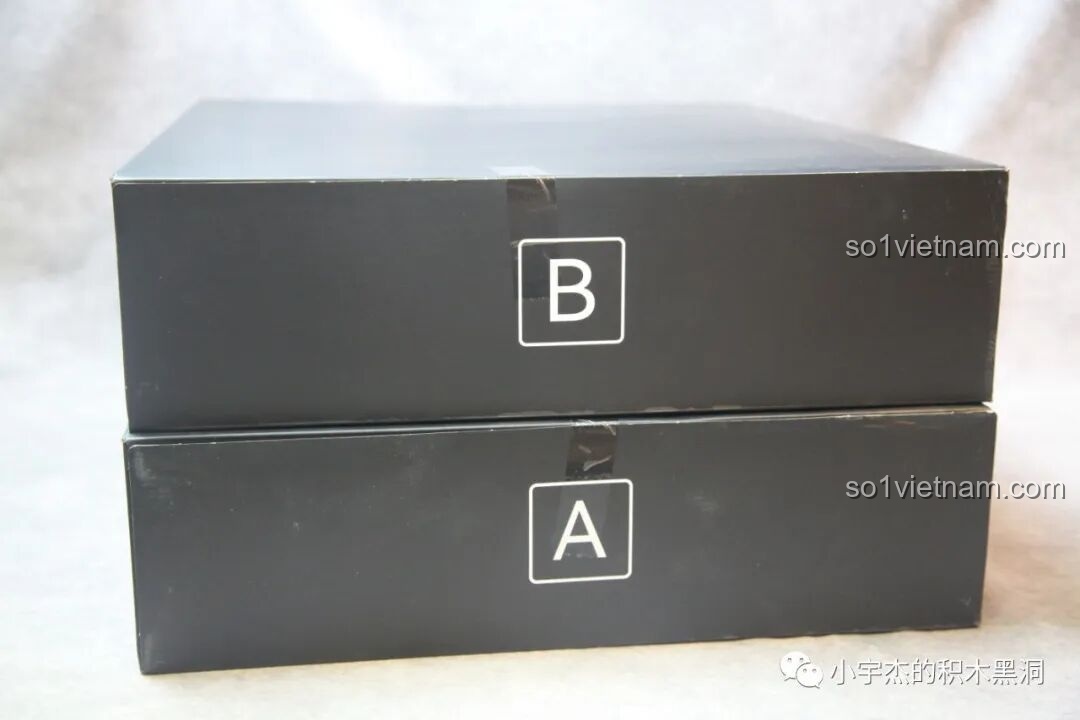 Hai hộp đen nhỏ hơn được đánh dấu A và B bên trong hộp lớn của bộ đồ chơi lắp ghép DJ-Rambo Man Bumblebee.