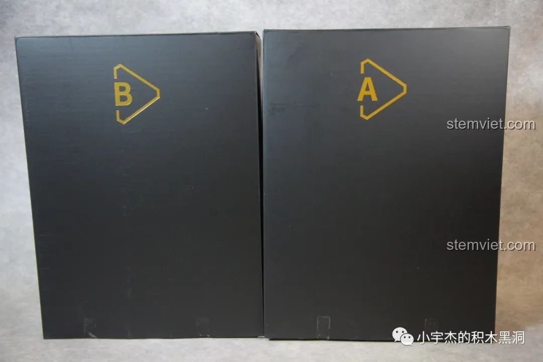 Hai hộp A và B bên trong hộp lớn của bộ đồ chơi xây dựng Xe Tải Tên Lửa M983, giúp phân loại chi tiết.