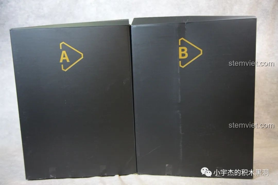 Hai hộp đựng chi tiết A và B bên trong hộp lớn của bộ xếp hình xe chở tăng M1070 628015.