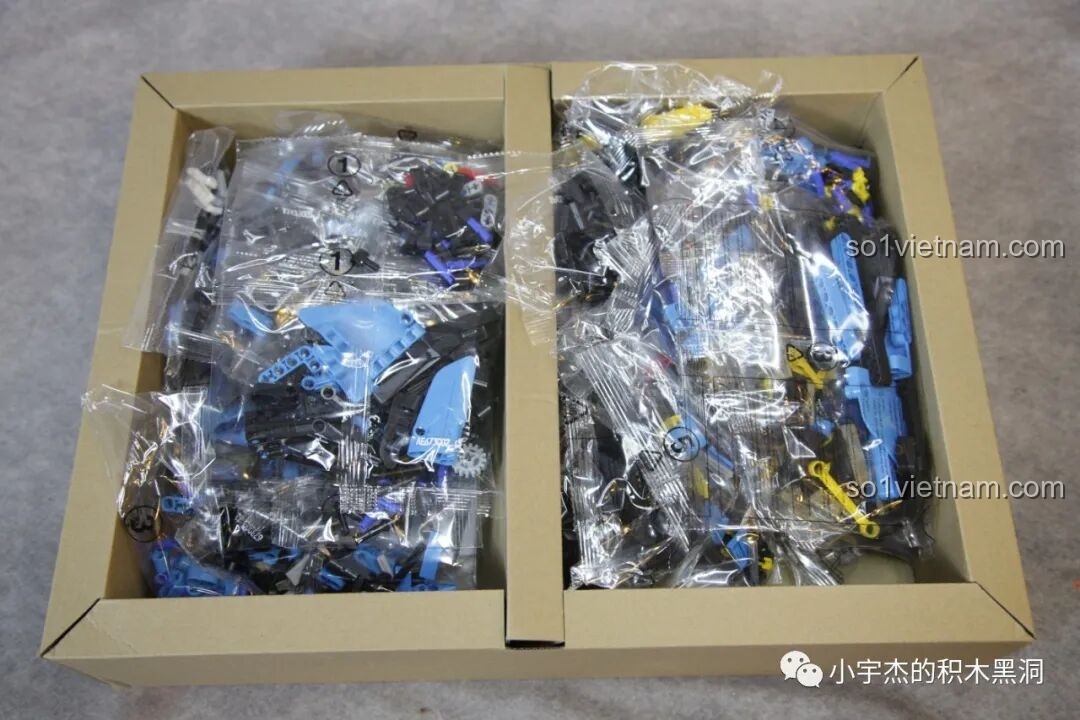 Các túi chi tiết được sắp xếp gọn gàng bên trong hộp bộ lắp ghép PanlosBrick 673002 McLaren Senna GTR.