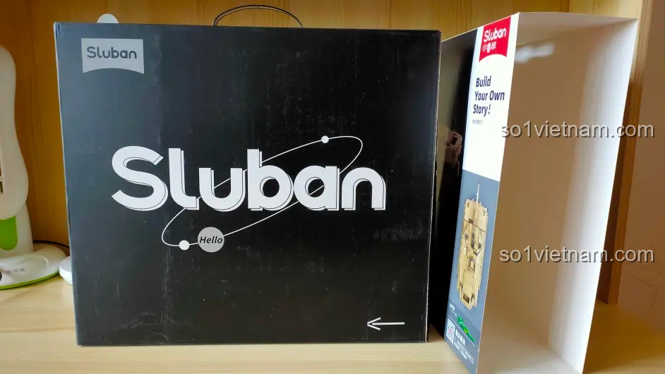 Hộp carton màu đen bên trong bộ lắp ráp Sluban M38-B1022, giúp bảo vệ các chi tiết lắp ghép một cách an toàn.