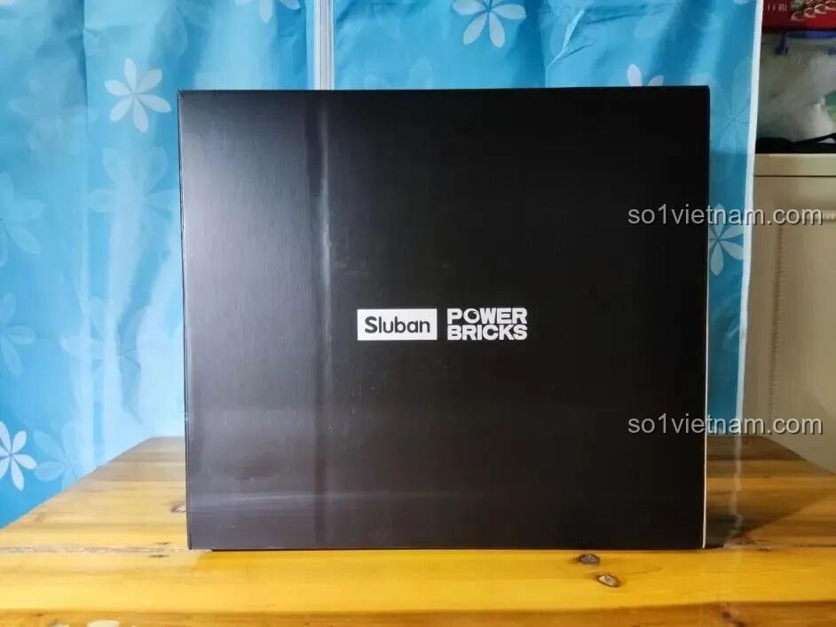 Hộp đen bên trong bộ Sluban M38-B0850 với logo Power Bricks, cho thấy sự cao cấp của dòng sản phẩm có động cơ.