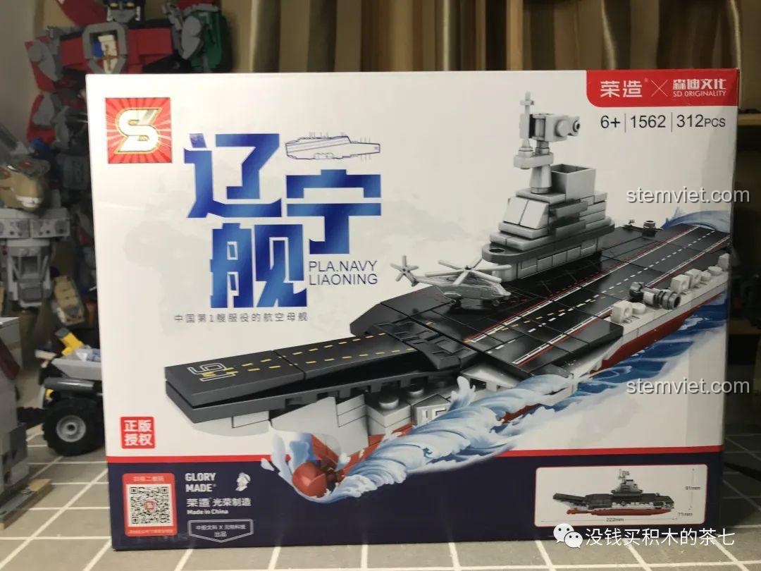 Hộp sản phẩm của bộ lắp ráp Jia Zhi 1562 Mô hình Tàu Sân Bay Liêu Ninh PLA.Navy Liaoning, hiển thị hình ảnh mô hình hoàn chỉnh và thông tin sản phẩm.