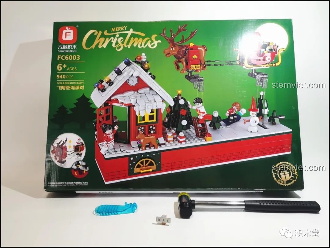 Hộp bộ lắp ráp Giáng Sinh Vui Vẻ Forange FC6003 với hình ảnh ngôi nhà, ông già Noel và tuần lộc bay trên nền xanh.
