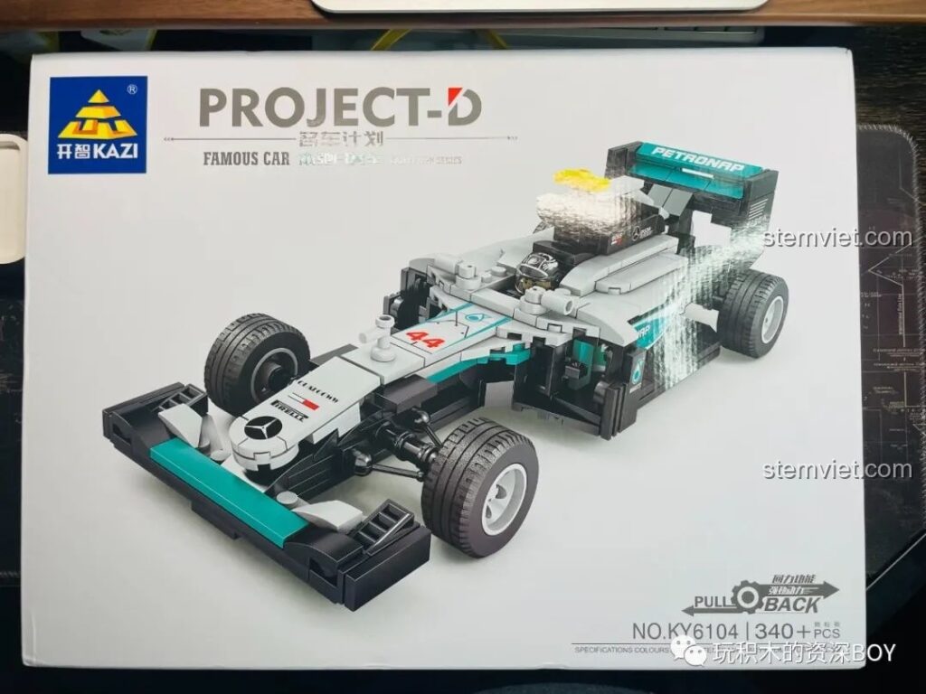 Mặt trước hộp bộ lắp ráp KAZI KY6104 Xe Đua F1 Mercedes, hình ảnh chiếc xe Mũi tên bạc W13 màu xám và xanh.