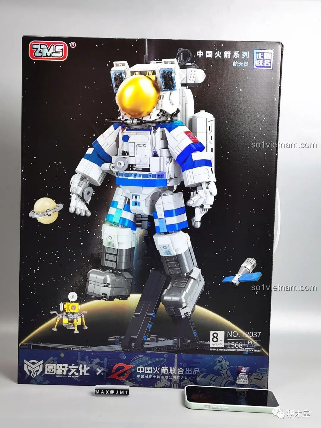 Mặt trước hộp bộ lắp ráp phi hành gia ZMS T2037, với hình ảnh phi hành gia và các chi tiết vũ trụ.