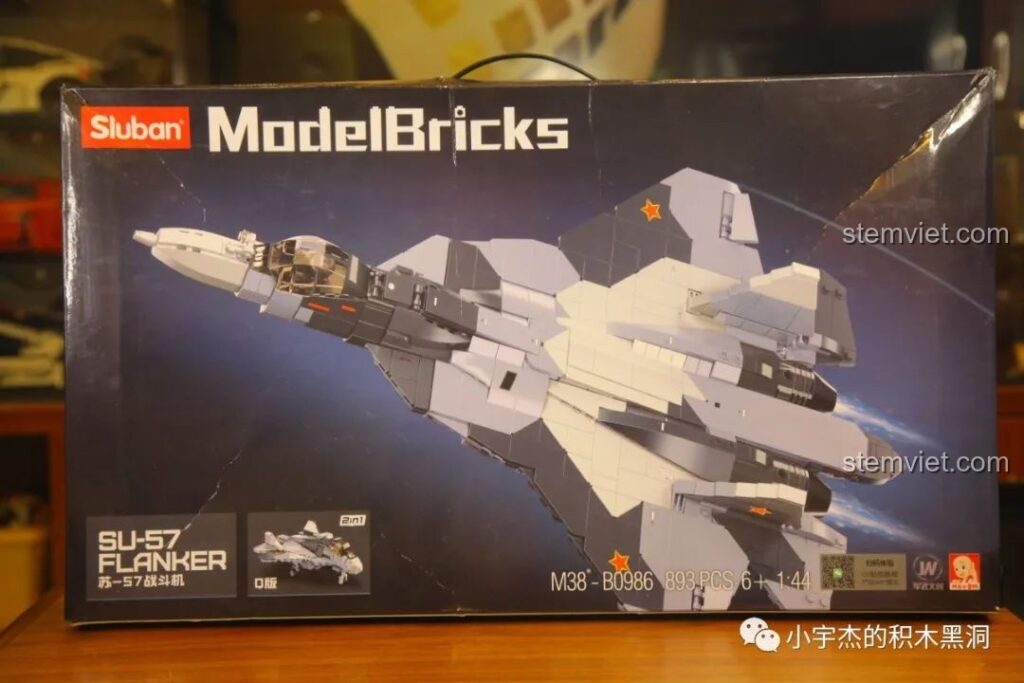 Hộp bộ lắp ráp Sluban M38-B0986 Máy bay chiến đấu Su-57 Flanker với hình ảnh máy bay tàng hình màu xám.