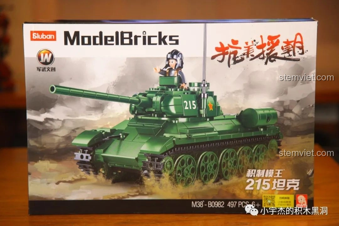 Hộp của bộ lắp ráp Xe Tăng 215 Chống Mỹ Cứu Nước Sluban M38-B0982, với hình ảnh xe tăng màu xanh rêu mạnh mẽ.