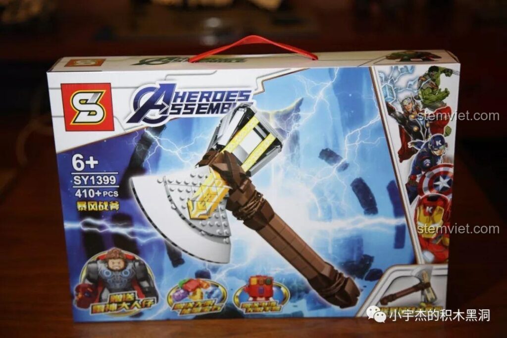 Hộp của bộ xếp hình Rìu Bão Tố Stormbreaker SY1399 với hình ảnh sản phẩm hoàn thiện và logo Heroes Assemble.