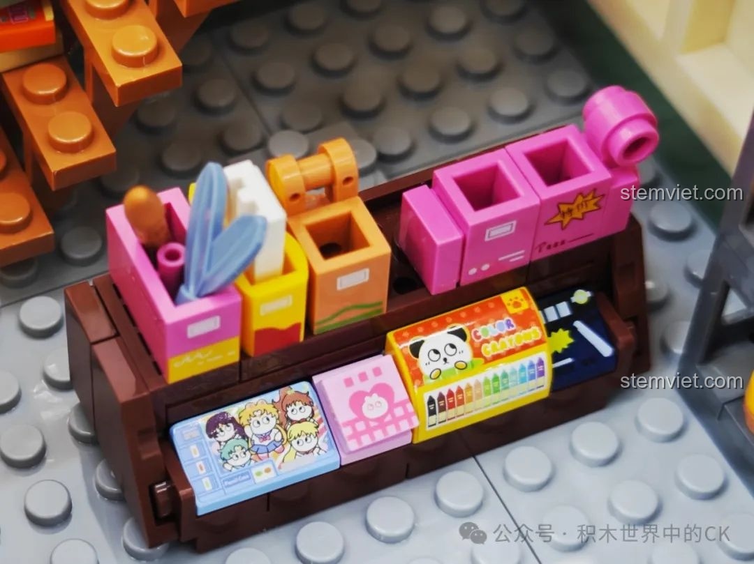 Hình ảnh so sánh hộp bút đa năng trong bộ Wekki 516954 và hộp bút thật ngoài đời.