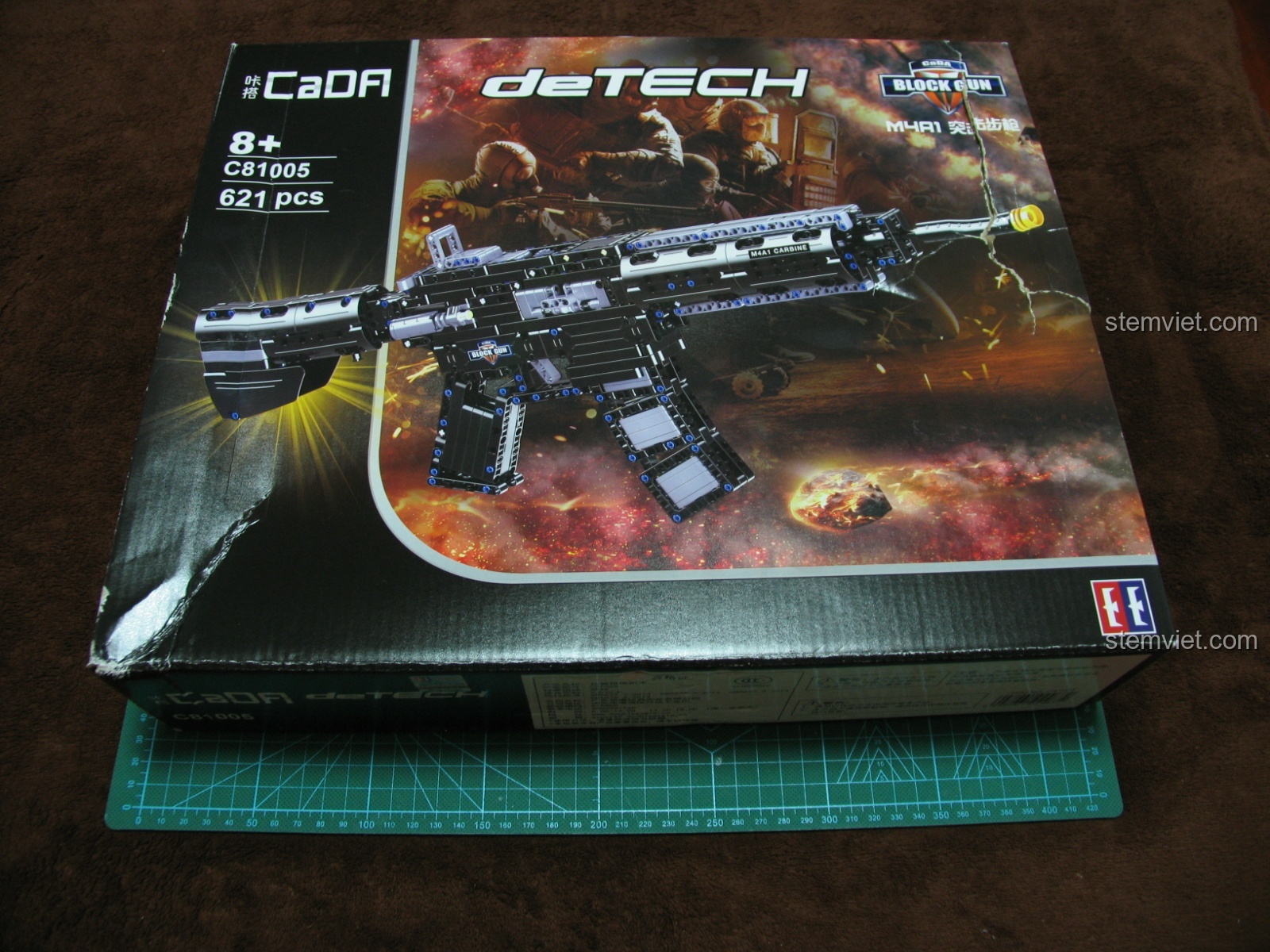 Hộp đồ chơi mô hình Súng trường M4A1 lắp ráp C81005 của CaDA với hình ảnh sản phẩm hoành tráng và logo deTECH.