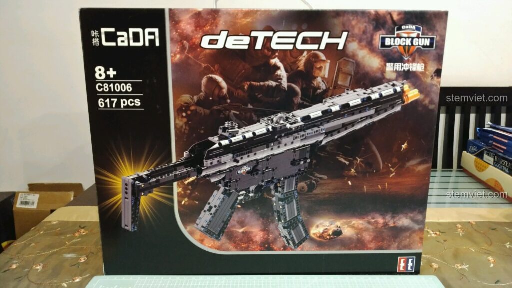 Mặt trước hộp đồ chơi lắp ráp CaDA C81006 Súng tiểu liên MP5 với hình ảnh sản phẩm hoàn thiện cực ngầu và hầm hố.