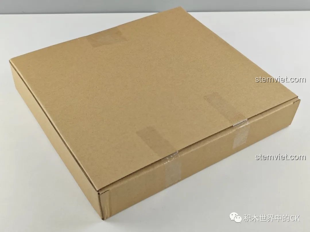 Hộp carton màu nâu bên trong bao bì chính của bộ lắp ráp Lâu đài Hogwarts cho trẻ 12 tuổi.