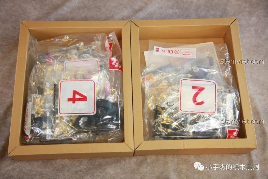 Bên trong hộp lớn là hai hộp carton nhỏ chứa các túi chi tiết của bộ lắp ráp xe Technic SEMBO 701924.