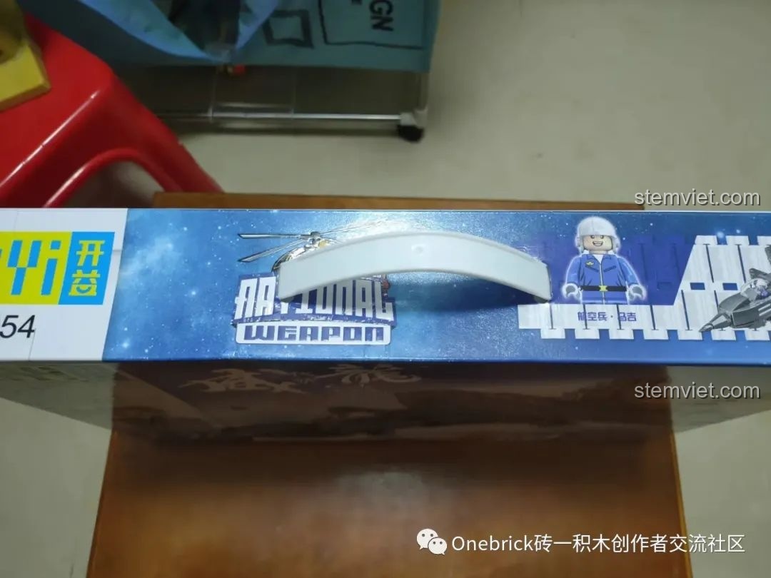 Quai xách tiện lợi trên hộp bộ xếp hình CAYI 2254, phù hợp làm quà tặng cho bé trai.