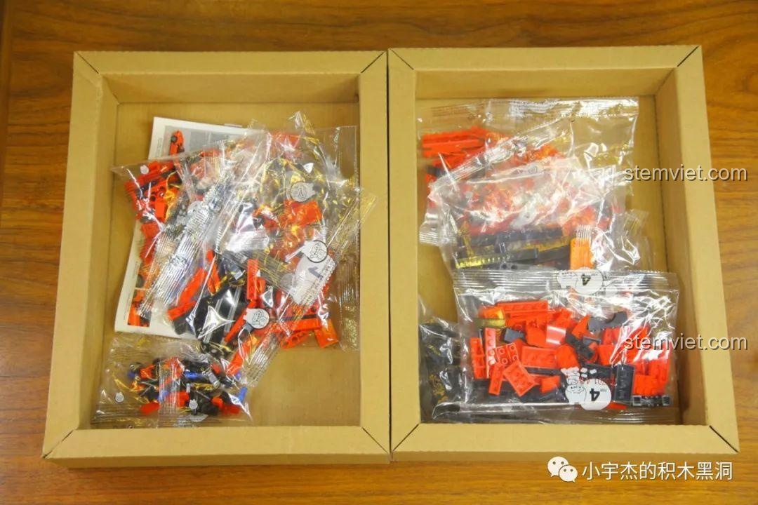 Hộp sản phẩm SEMBO 705701 Ferrari Dino 246 GTS được chia thành hai ngăn chứa các túi chi tiết.