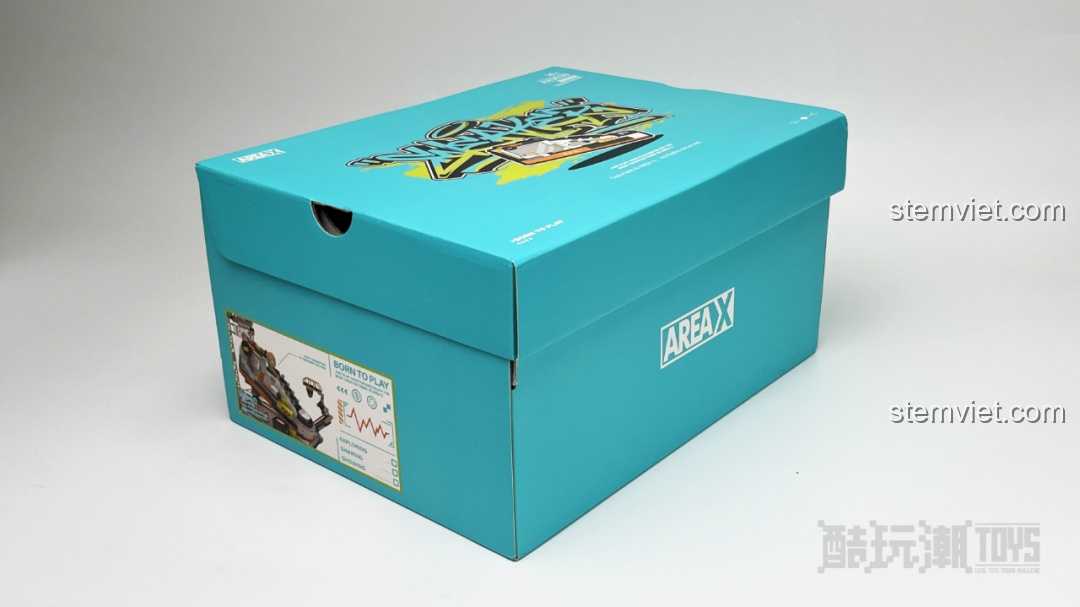 Góc nghiêng của hộp bộ lắp ráp Giày Sneaker AX0030 cho thấy độ dày dặn và các thông tin chi tiết in bên hông.