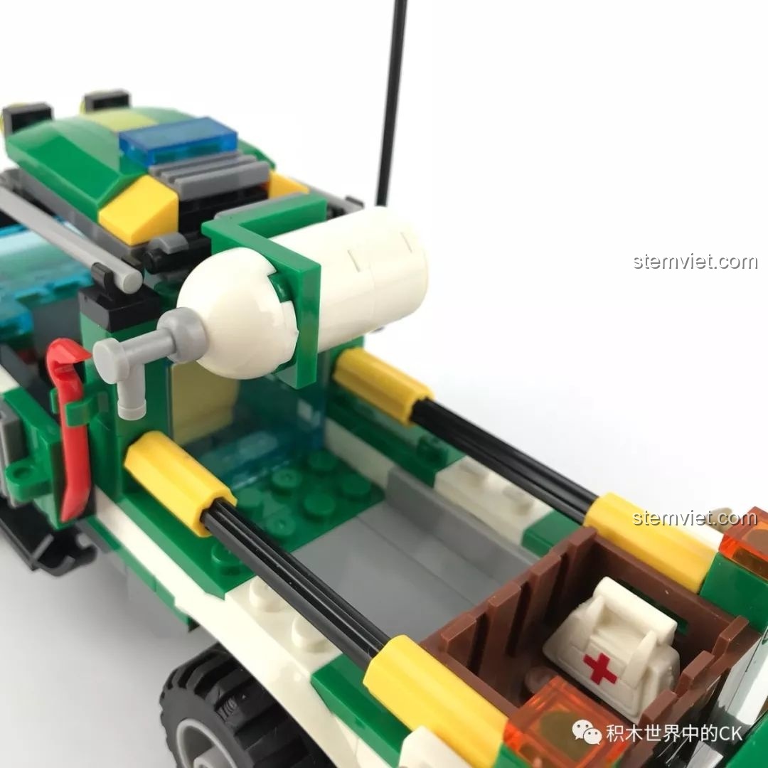 Thùng đồ cứu thương nhỏ được đặt trong thùng xe của mô hình SEMBO SD9552, nhấn mạnh vai trò cứu hộ của bộ đồ chơi.