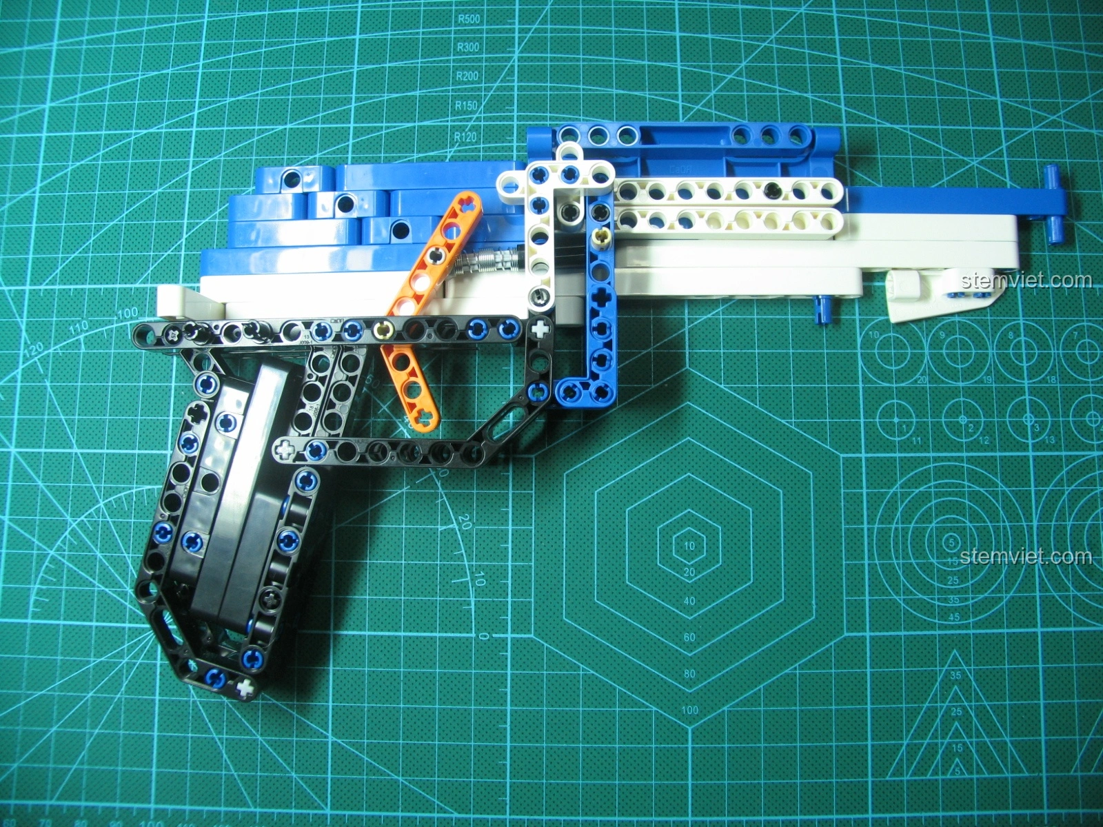 Cận cảnh hộp đạn của bộ lắp ráp Súng AK-47 cho con trai từ 8 tuổi, chi tiết nhỏ nhưng được làm rất tỉ mỉ.