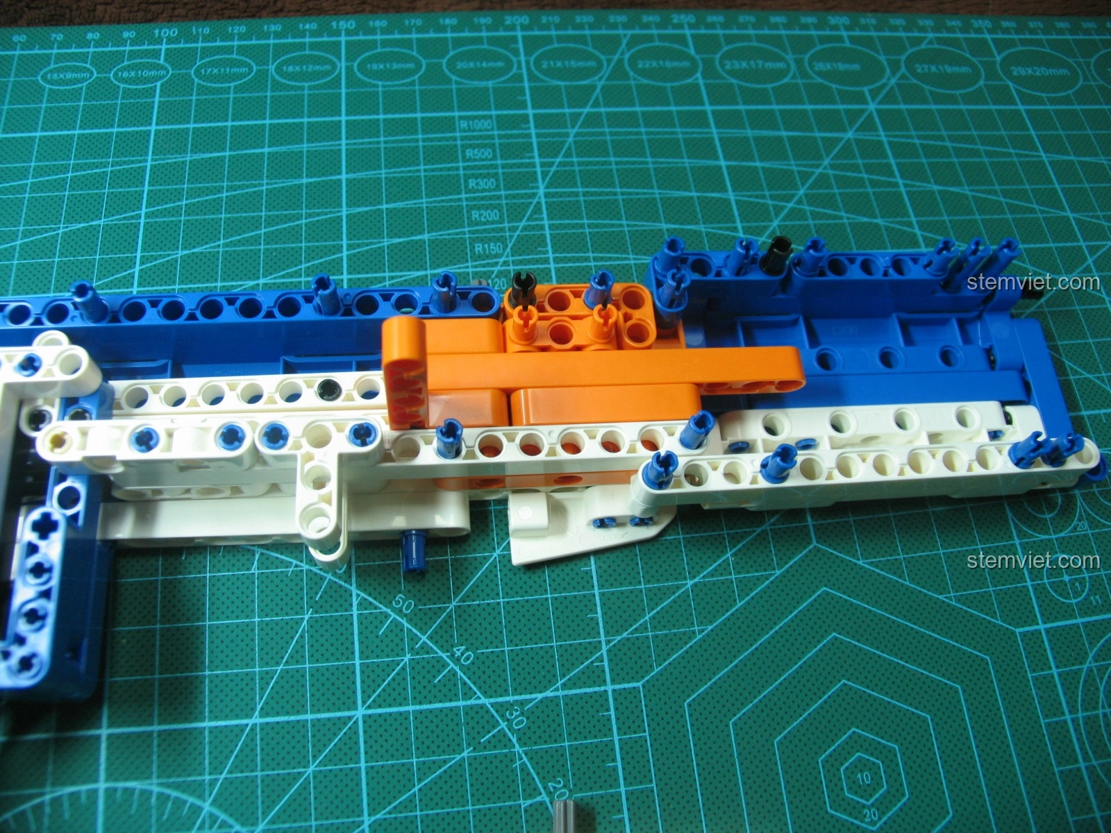 Góc nhìn khác về hộp đạn đã gắn vào mô hình Súng trường tấn công AK-47 CaDA C81001, rất khớp và chắc chắn.