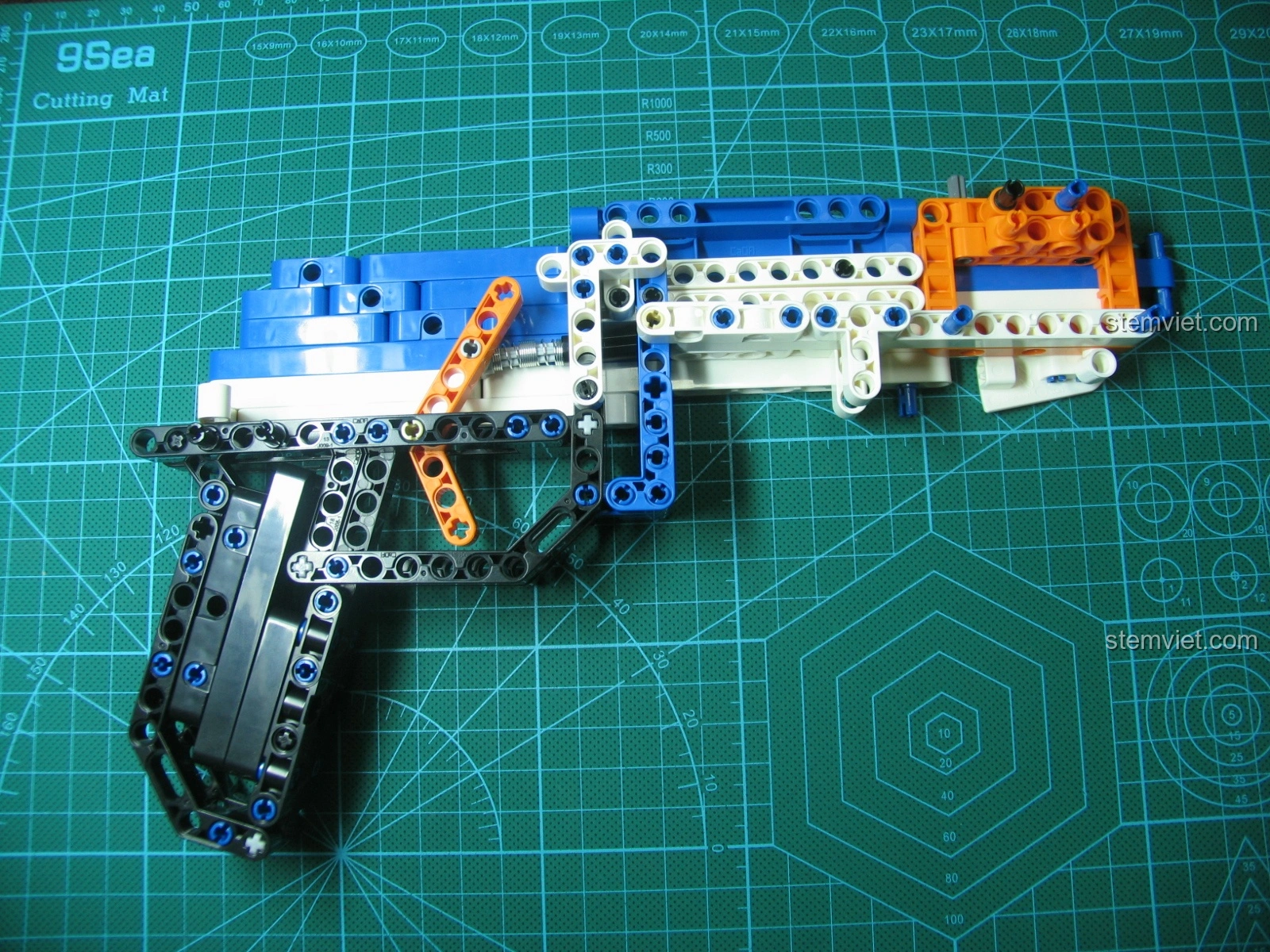 Hộp đạn của bộ lắp ghép Súng AK-47 81001 đáng tiền đã hoàn thiện, sẵn sàng gắn vào súng.