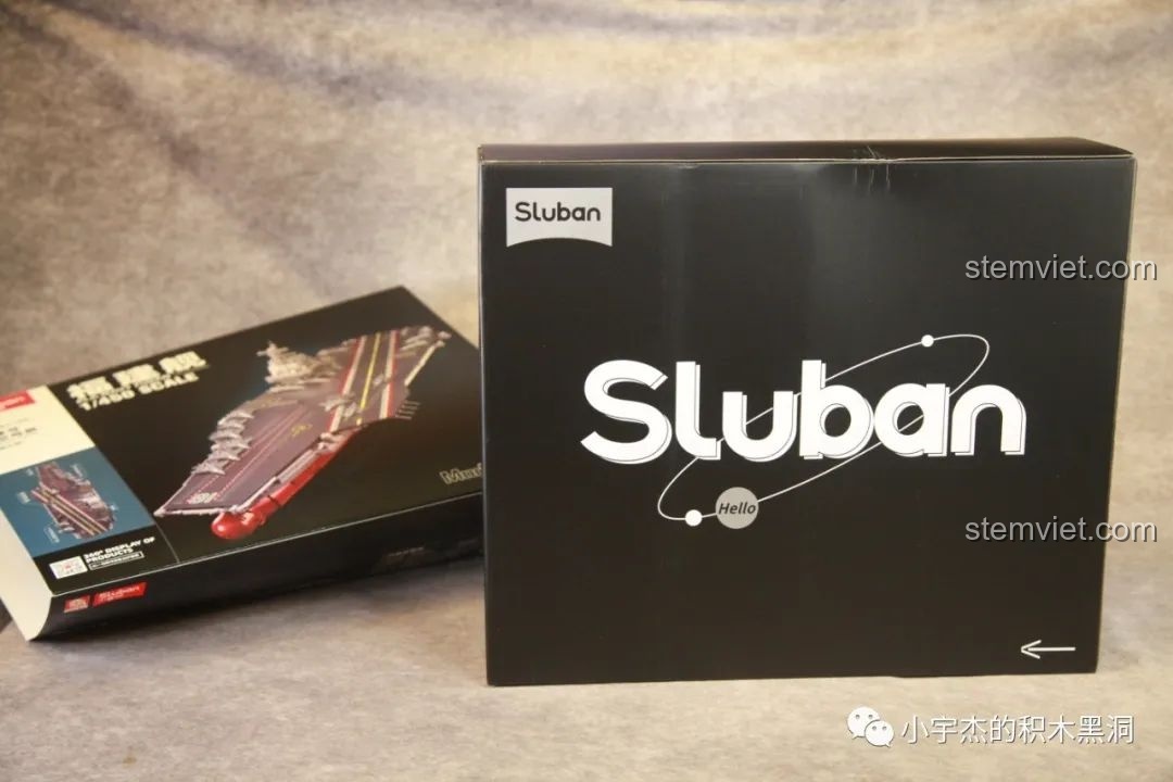 Hộp nhỏ màu đen bên trong hộp lớn của bộ lắp ráp Sluban M38-B1188 Tàu Sân Bay Phúc Kiến, với logo Sluban.