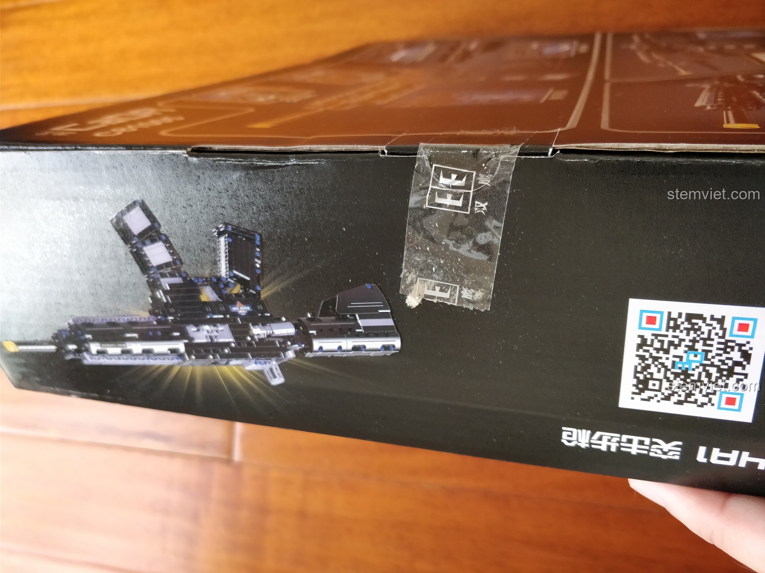 Cận cảnh một góc hộp đồ chơi lắp ghép Mô hình Súng M4A1 C81005 bị móp nhẹ do quá trình vận chuyển không cẩn thận.