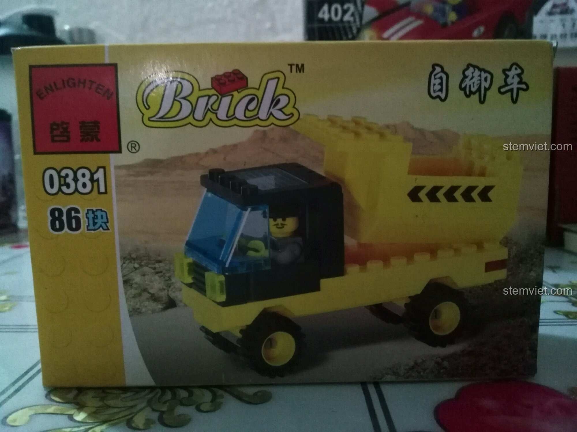 Mặt trước hộp đồ chơi lắp ráp Enlighten Brick 0381 với hình ảnh xe ben công trình màu vàng.