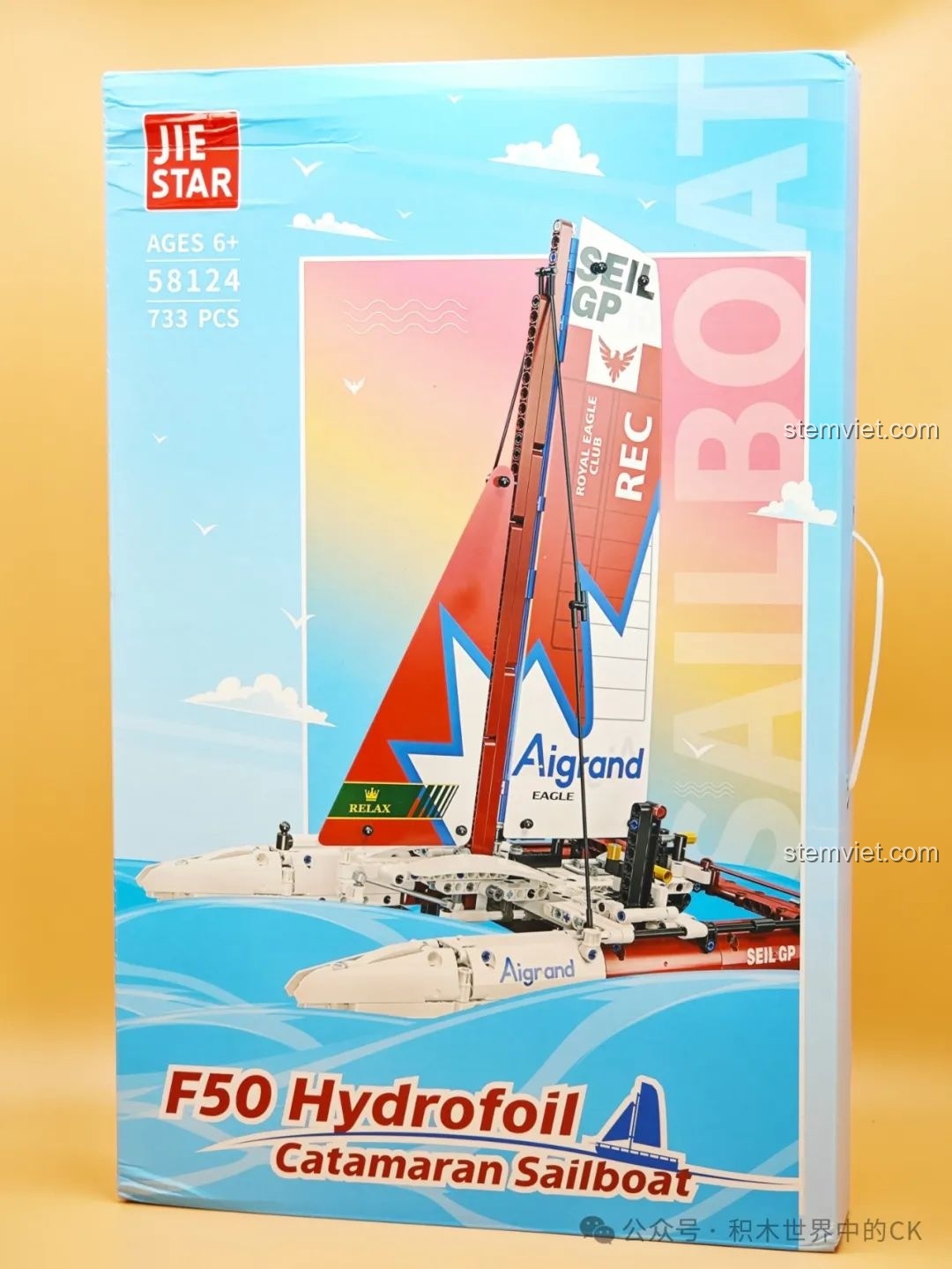 Mặt trước hộp đồ chơi lắp ghép JIESTAR 58124 Thuyền Buồm Hai Thân Cánh Ngầm F50 với hình ảnh mô hình hoàn chỉnh trên biển.