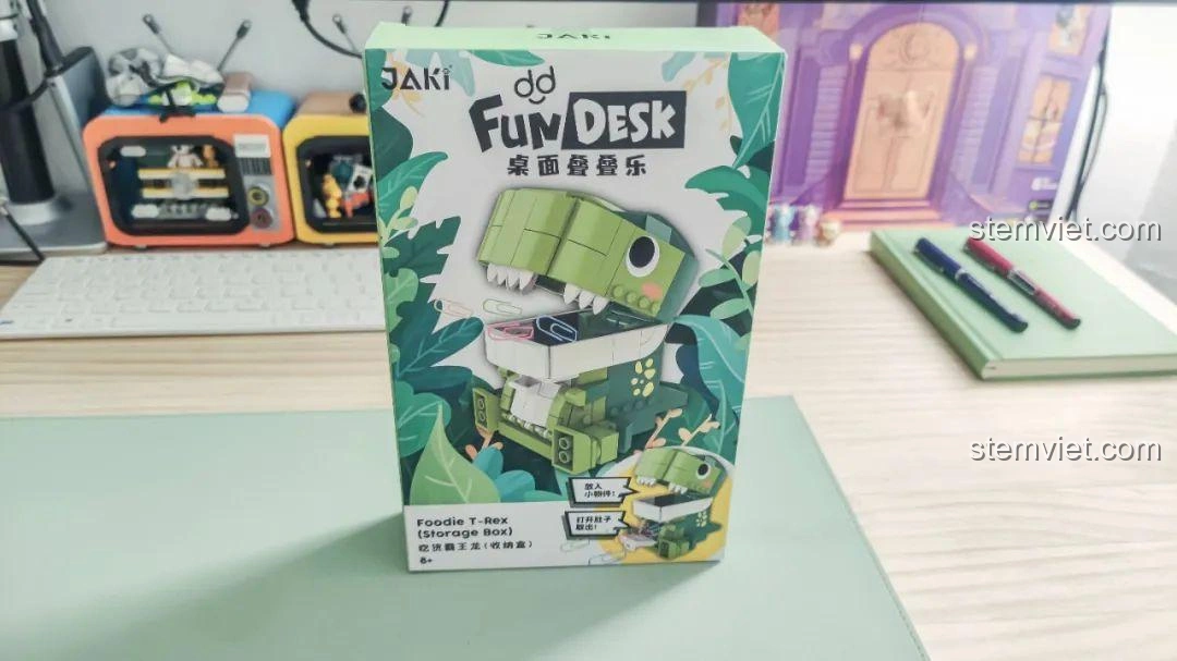 Hộp đồ chơi lắp ghép Khủng long Bạo Chúa Ăn Vặt JAKI JK5102 đặt trên bàn làm việc, sẵn sàng cho trải nghiệm lắp ráp.