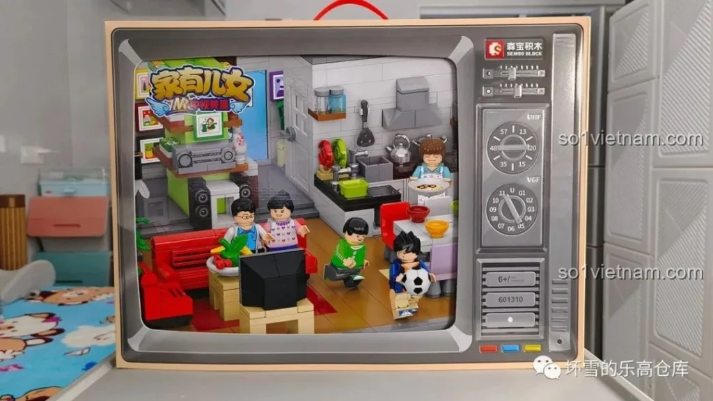 Hộp đồ chơi lắp ghép Gia Hữu Nhi Nữ SEMBO 601310 thiết kế hình chiếc TV cổ điển, hiển thị mô hình căn hộ bên trong, gợi nhớ tuổi thơ.