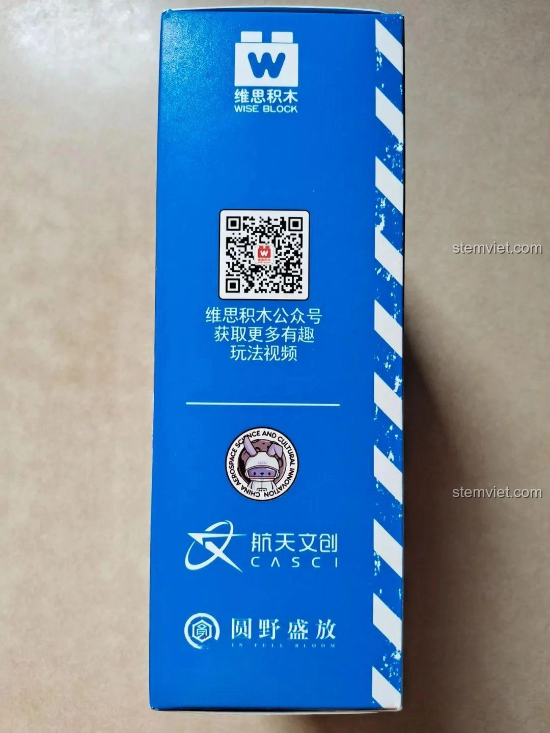 Cạnh bên hộp đồ chơi lắp ghép Phi hành gia WISE BLOCK, có mã QR để truy cập thêm thông tin và video hướng dẫn.